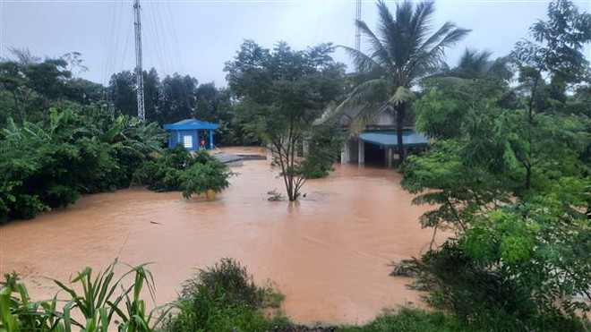 Quảng Trị ngập nặng, nhiều gia đình thức trắng đêm di chuyển tài sản ảnh 2