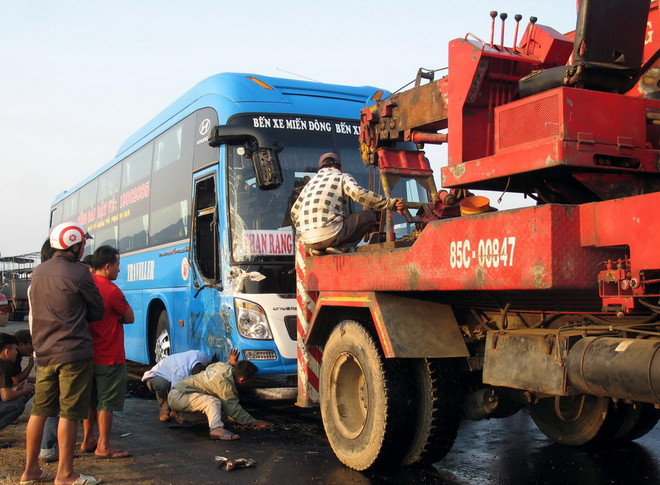 Ôtô chạy lấn đường gây tai nạn, Quốc lộ 1A tê liệt trong nhiều giờ ảnh 1