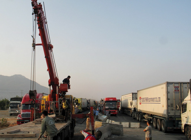 Ôtô chạy lấn đường gây tai nạn, Quốc lộ 1A tê liệt trong nhiều giờ ảnh 2