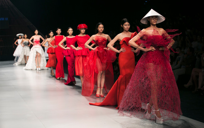 Hai quán quân Project Runway "tung chiêu" với thiết kế Futuristic ảnh 1