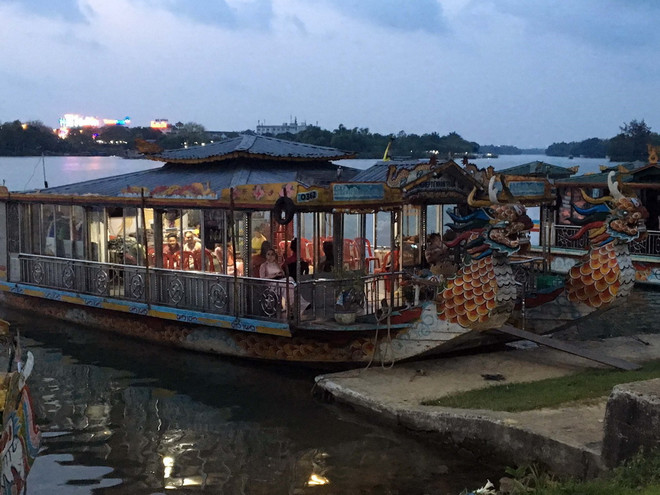 Chấn chỉnh hoạt động ca Huế trên sông Hương, hạn chế 'cò mồi' ảnh 1