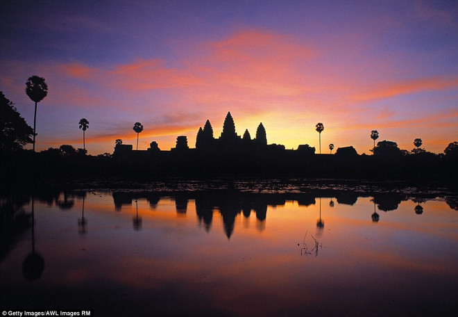 Hình ảnh soi bóng xuống nước kỳ ảo của đền thờ Angkor Wat, Campuchia dưới ánh hoàng hôn. (Nguồn: Getty Images) Cơ hội đi du lịch Campuchia với vé máy bay giá 0 đồng ảnh 1