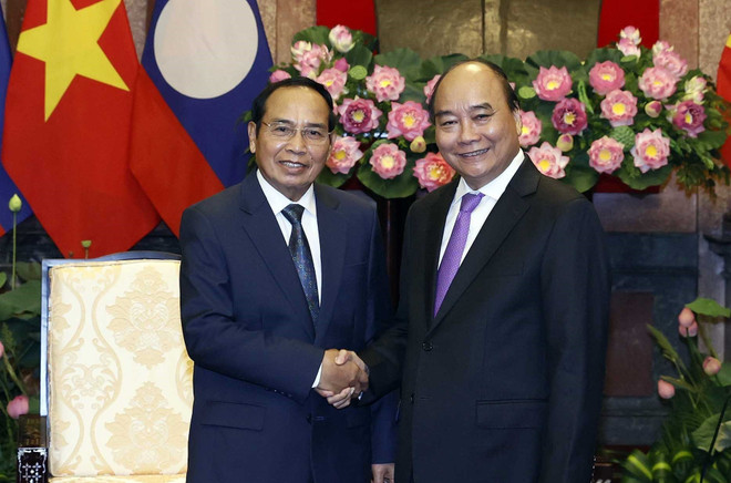 Chủ tịch nước Nguyễn Xuân Phúc tiếp ông Bounthong Chitmany, Ủy viên Bộ Chính trị, Thường trực Ban Bí thư Trung ương Đảng Nhân dân Cách mạng Lào, Phó Chủ tịch nước Cộng hòa Dân chủ Nhân dân Lào. (Ảnh: Thống Nhất/TTXVN) Chủ tịch nước: Tăng cường kết nối hai nền kinh tế Việt Nam-Lào ảnh 1
