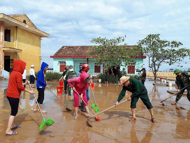 Nhiều học sinh vùng thiệt hại nặng do bão số 10 đã trở lại trường ảnh 1