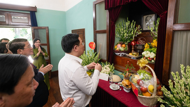 Chủ tịch Quốc hội dâng hương tưởng niệm Chủ tịch Hồ Chí Minh ảnh 1