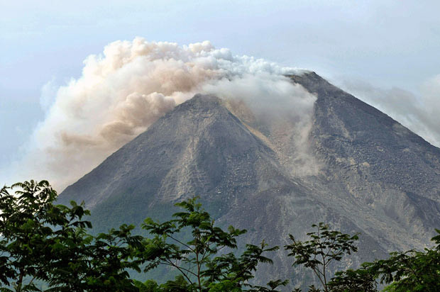 Indonesia: Núi lửa Mt. Merapi phun trào, cột khói bụi cao 5.000m ảnh 1