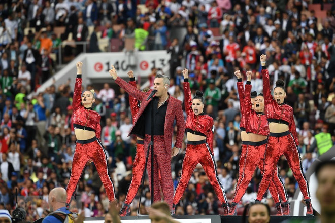 Vì sao Robbie Williams giơ 'ngón tay thối'ở lễ khai mạc World Cup? ảnh 1
