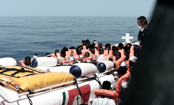 Tàu quân sự Italy đưa hơn 500 người tị nạn cập cảng ảnh 1