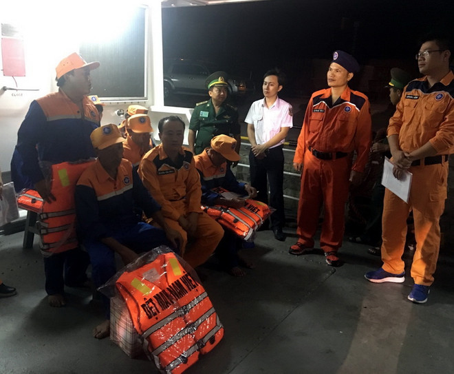 Nghệ An: Kịp thời cứu nạn tàu cá cùng 7 ngư dân bị nạn trên biển ảnh 1