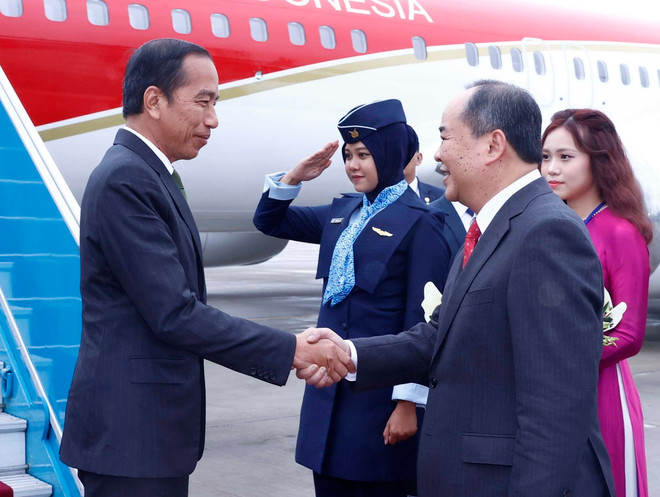 Chủ nhiệm Văn phòng Chủ tịch nước Lê Khánh Hải đón Tổng thống Indonesia Joko Widodo tại Sân bay Quốc tế Nội Bài. (Ảnh: An Đăng/TTXVN) ttxvn-tong-thong-indo-4-2972.jpg