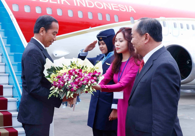 Lễ đón Tổng thống Indonesia Joko Widodo tại Sân bay Quốc tế Nội Bài. (Ảnh: An Đăng/TTXVN) ttxvn-tong-thong-indo-3-9883.jpg