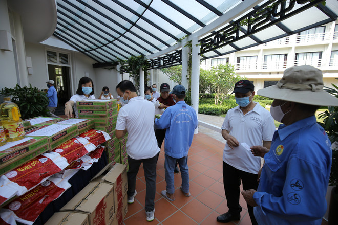 Muôn cách chung tay cùng vượt ‘bão’ COVID-19 của các khách sạn, resort ảnh 2