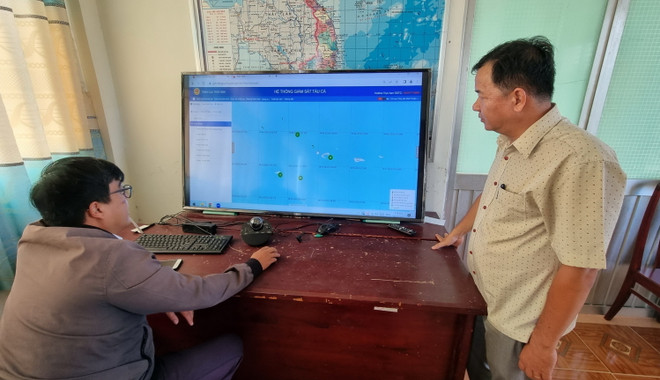 Chi cục Thủy sản tỉnh Ninh Thuận giám sát chặt chẽ hoạt động tàu cá trên biển thông qua thiết bị giám sát hành trình lắp đặt trên tàu cá của ngư dân. (Ảnh: TTXVN phát) ttxvn_IUU ninh thuan 2.jpg