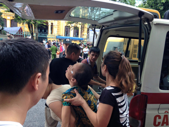 Sâp nhà cổ: Nạn nhân đầu tiên được cứu trong tình trạng hoảng loạn ảnh 7