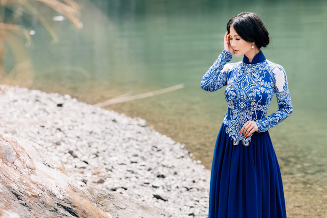 Hoa hậu quý bà Sương Đặng khoe eo “đồng hồ cát” ở Vịnh Hạ Long ảnh 1