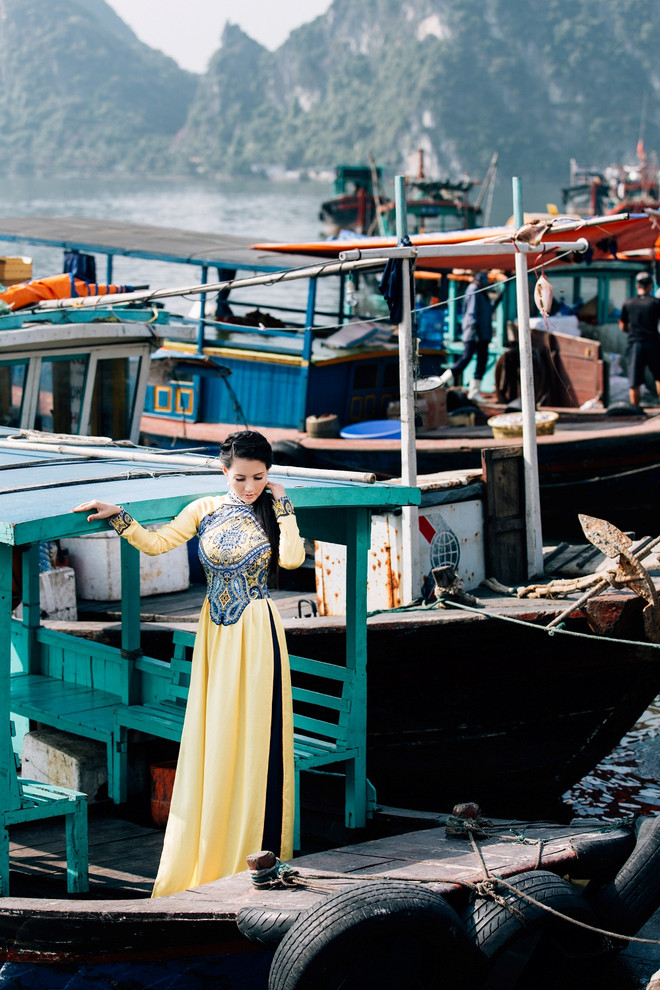 Hoa hậu quý bà Sương Đặng khoe eo “đồng hồ cát” ở Vịnh Hạ Long ảnh 2