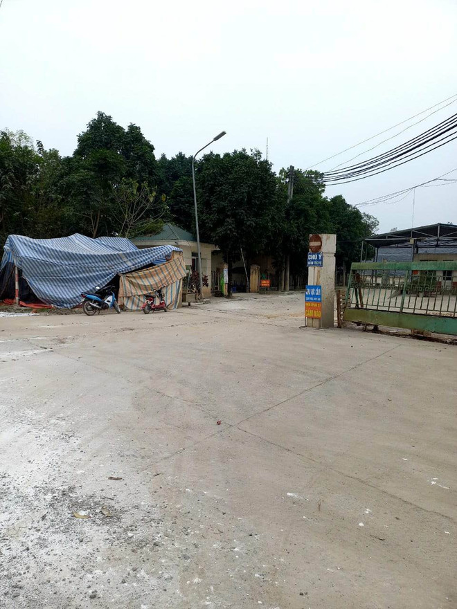 "Một số người dân thôn Hiệu Lực làm lều bạt chặn xe vào bãi rác Xuân Sơn". (Ảnh: Mạnh Khánh/Vietnam+) Kiến nghị hỗ trợ tài sản khi giải phóng mặt bằng bãi rác Xuân Sơn ảnh 2