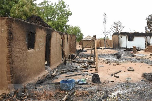 Nhiều ngôi nhà bị thiêu rụi sau vụ tấn công khủng bố ở Nigeria. (Ảnh minh họa: AFP/TTXVN) Nigeria: Chính quyền bang Plateau áp đặt lệnh giới nghiêm ảnh 1