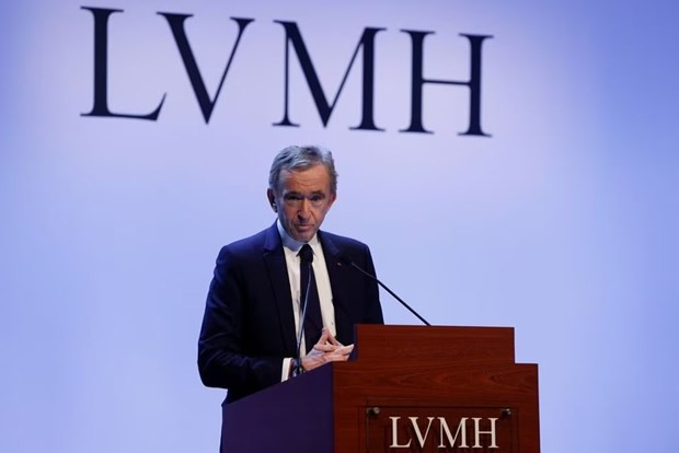 Ông trùm ngành hàng xa xỉ Bernard Arnault đứng đầu danh sách những người giàu nhất thế giới năm 2023. (Ảnh: Reuters) Bí quyết giúp LVMH trở thành “tường thành chống suy thoái” ảnh 1