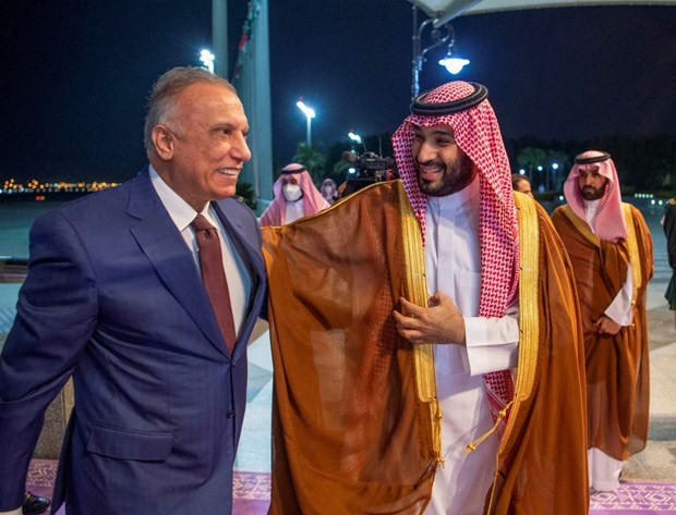 Thủ tướng Iraq Mustafa al-Kadhemi gặp Thái tử Saudi Arabia, Mohammed bin Salman. (Nguồn: Reuters) Quỹ đầu tư công của Saudi Arabia thông báo đầu tư 3 tỷ USD cho Iraq ảnh 1