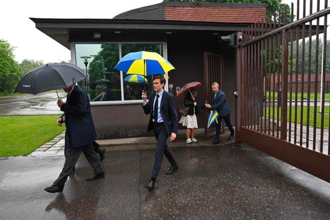 Nhân viên đại sứ quán Thụy Điển tại Moskva, Nga ngày 25/3. (Ảnh: AFP) Nga trục xuất 5 nhà ngoại giao và đóng cửa lãnh sự quán tại Thụy Điển ảnh 1