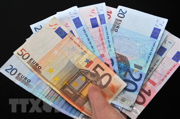 Đồng euro. (Ảnh: AFP/TTXVN) EC nâng dự báo tăng trưởng và lạm phát của Eurozone ảnh 1