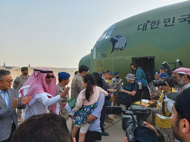 Chính quyền Sudan cho biết các chuyến bay sơ tán và viện trợ nhân đạo sẽ được miễn áp dụng quy định này, nếu có giấy phép do cơ quan liên quan cấp.(Nguồn: AFP/TTXVN) Chính phủ Sudan thông báo đóng cửa không phận đến hết tháng 5 ảnh 1