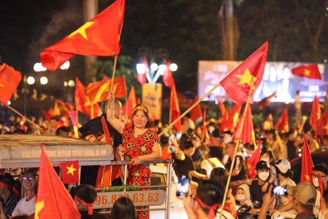 Người dân Thủ đô đổ ra đường chúc mừng chiến thắng của đội tuyển U23 Việt Nam tại SEA Games 31. (Ảnh: Khánh Hòa/TTXVN) Truyền thông quốc tế đưa tin về chiến thắng của đội tuyển U23 Việt Nam ảnh 1