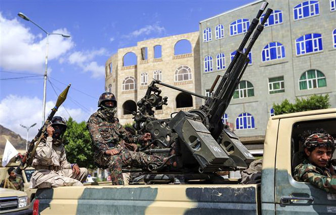Các tay súng trung thành với Phong trào Houthi diễu binh trên đường phố thủ đô Sanaa, Yemen. (Ảnh: AFP/TTXVN) Houthi không phản đối đề nghị gia hạn lệnh ngừng bắn ở Yemen ảnh 1