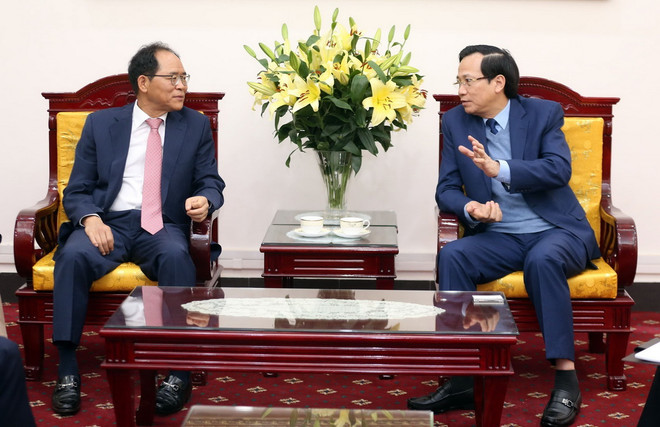 Bộ trưởng Bộ Lao động-Thương binh và Xã hội Đào Ngọc Dung (bên phải) tiếp ông Park Noh-Wan, Đại sứ Hàn Quốc tại Việt Nam mới được bổ nhiệm. (Ảnh: Anh Tuấn/TTXVN) Thúc đẩy hợp tác giáo dục nghề nghiệp giữa Việt Nam và Hàn Quốc ảnh 1