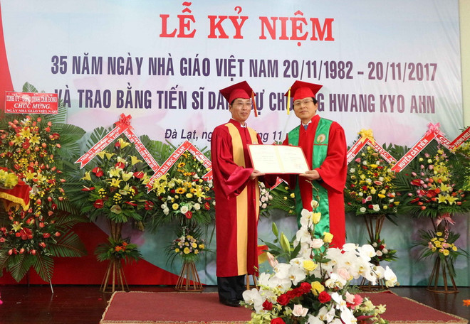 Trao bằng tiến sỹ danh dự tặng nguyên Thủ tướng Hàn Quốc Hwang Kyo Ahn ảnh 1