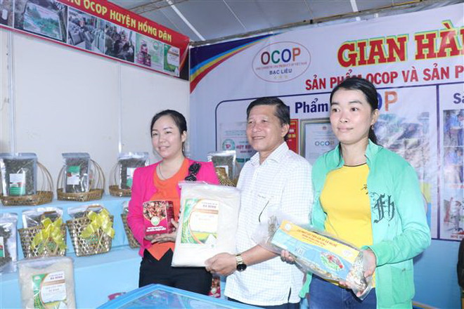 Các sản phẩm OCOP mang đặc trưng của người dân huyện Hồng Dân, tỉnh Bạc Liêu. (Ảnh: Chanh Đa/TTXVN) Định vị thương hiệu và phát triển sản phẩm OCOP ở Bạc Liêu ảnh 2