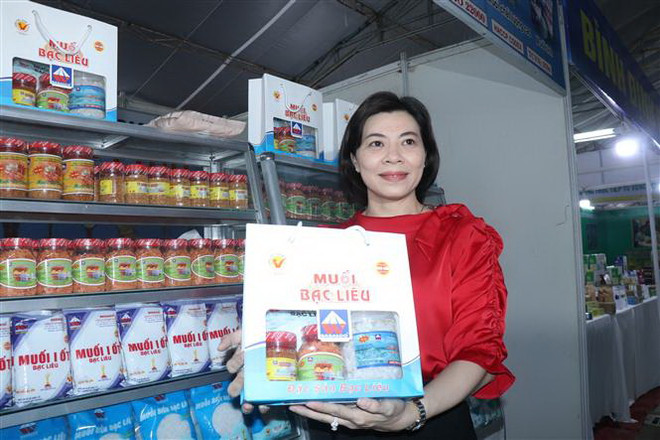 Muối Bạc Liêu - một trong những sản phẩm đặc trưng của nông dân Bạc Liêu đã được xuất khẩu đi nhiều nước trên thế giới. (Ảnh: Chanh Đa/TTXVN) Định vị thương hiệu và phát triển sản phẩm OCOP ở Bạc Liêu ảnh 1
