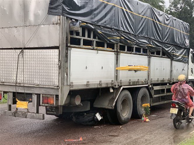 Hiện trường vụ tai nạn giao thông nghiêm trọng khiến 3 người tử vong. (Ảnh: TTXVN phát) Xác định nguyên nhân vụ tai nạn khiến 3 mẹ con tử vong ở Phú Yên ảnh 1