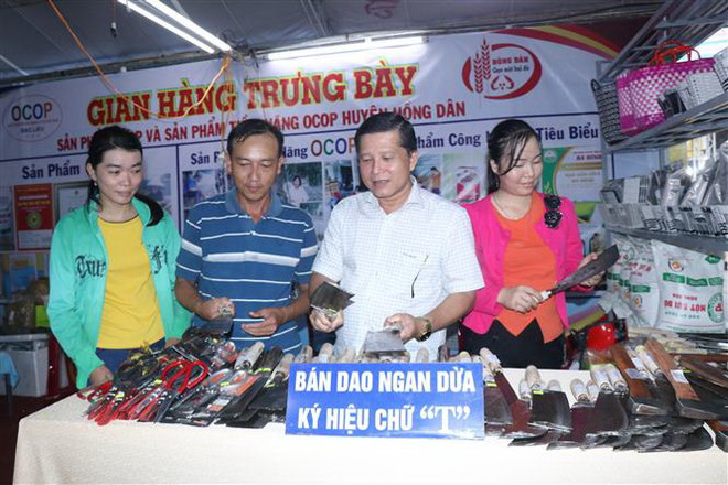 Dao Ngan Dừa, một trong những sản phẩm đặc trưng của người dân huyện Hồng Dân, tỉnh Bạc Liêu. (Ảnh: Chanh Đa/TTXVN) Định vị thương hiệu và phát triển sản phẩm OCOP ở Bạc Liêu ảnh 3
