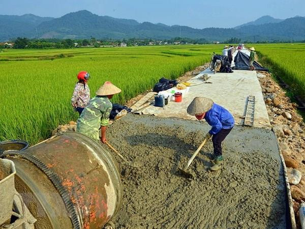 Làm đường giao thông nông thôn. (Ảnh minh họa. Nguồn: TTXVN) Công nhận 2 huyện của thành phố Hà Nội đạt chuẩn nông thôn mới ảnh 1