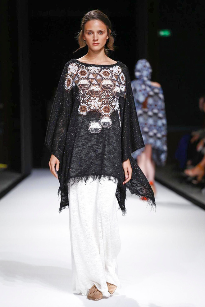 Kha Mỹ Vân sải bước đầy kiêu hãnh trên sàn diễn Paris Fashion Week ảnh 15