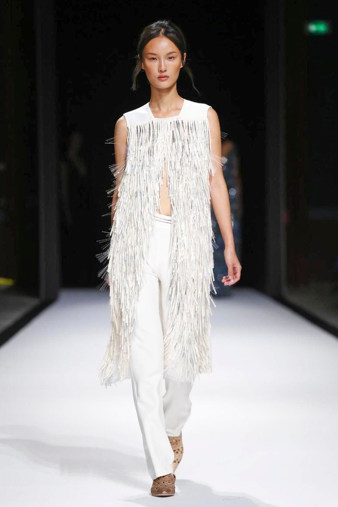 Kha Mỹ Vân sải bước đầy kiêu hãnh trên sàn diễn Paris Fashion Week ảnh 17