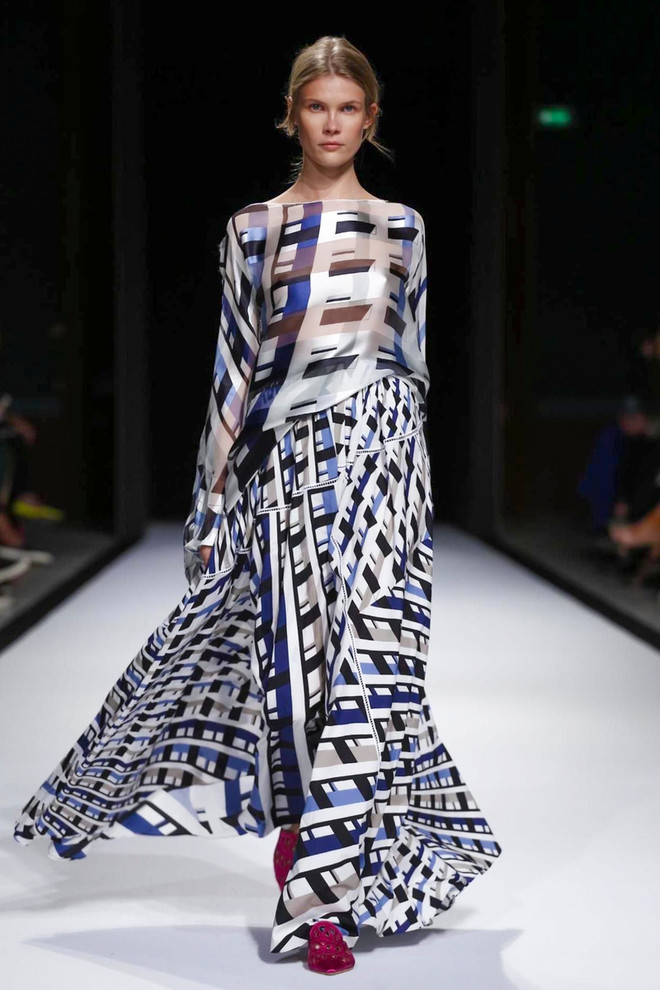 Kha Mỹ Vân sải bước đầy kiêu hãnh trên sàn diễn Paris Fashion Week ảnh 6