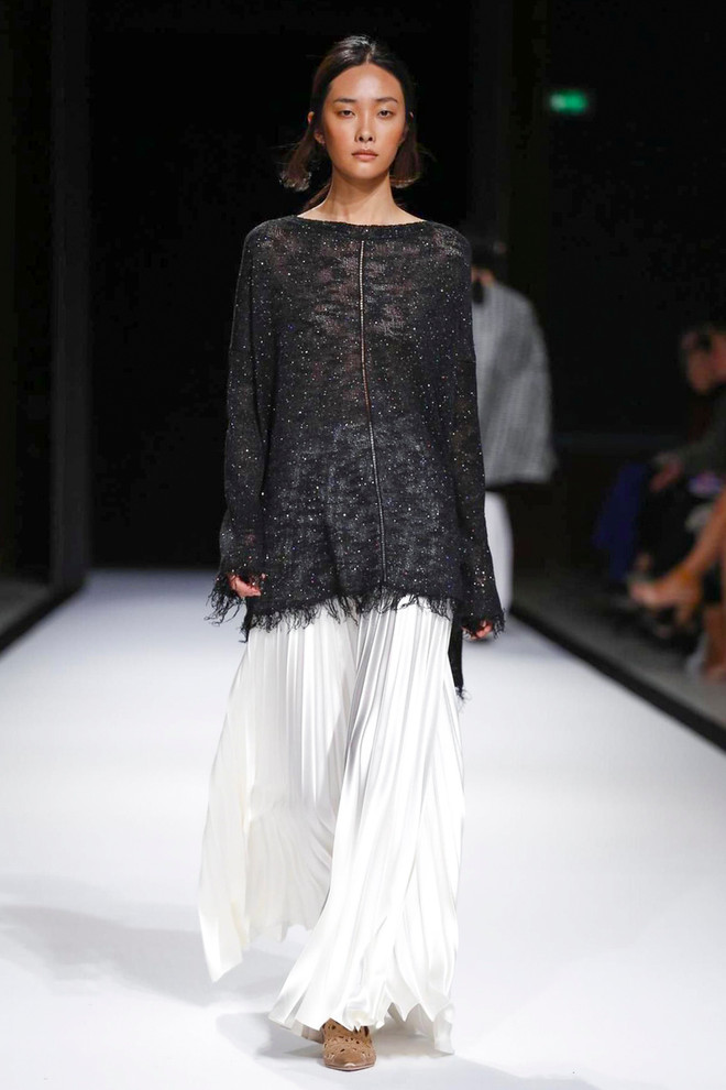 Kha Mỹ Vân sải bước đầy kiêu hãnh trên sàn diễn Paris Fashion Week ảnh 11