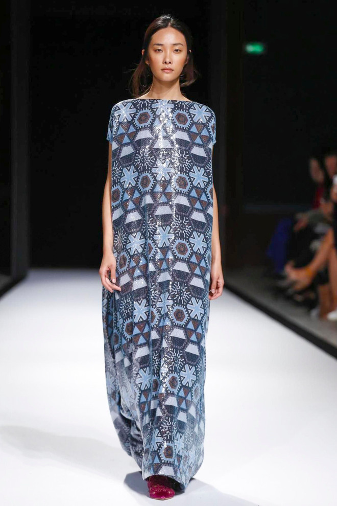 Kha Mỹ Vân sải bước đầy kiêu hãnh trên sàn diễn Paris Fashion Week ảnh 16