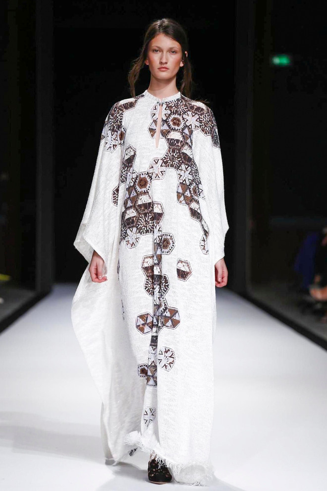 Kha Mỹ Vân sải bước đầy kiêu hãnh trên sàn diễn Paris Fashion Week ảnh 14