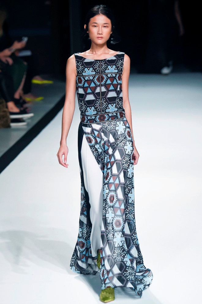 Kha Mỹ Vân sải bước đầy kiêu hãnh trên sàn diễn Paris Fashion Week ảnh 5