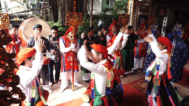 [Video] Xem nam nhân làng Triều Khúc múa điệu "Con đĩ đánh bồng" ảnh 1