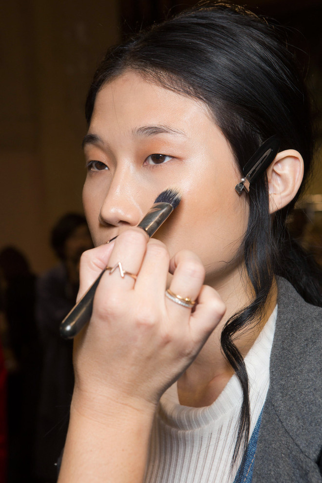 Kha Mỹ Vân sải bước đầy kiêu hãnh trên sàn diễn Paris Fashion Week ảnh 2