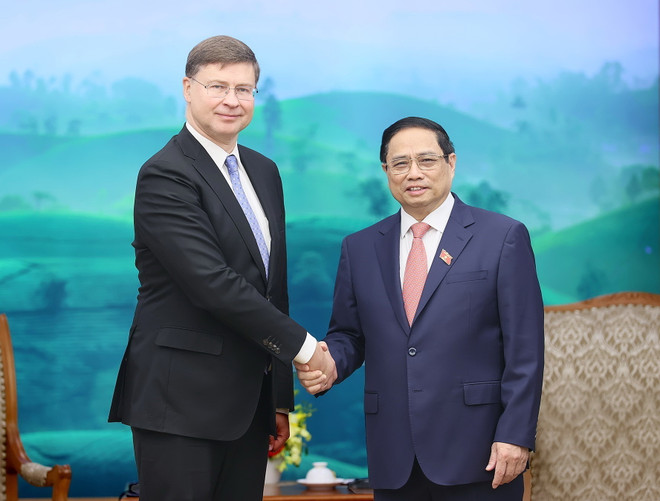 Thủ tướng Phạm Minh Chính tiếp Phó Chủ tịch Ủy ban châu Âu (EC) kiêm Cao ủy Thương mại Valdis Dombrovski. (Ảnh: Dương Giang/TTXVN) Đưa kim ngạch thương mại Việt Nam-EU sớm đạt mốc 100 tỷ USD ảnh 1