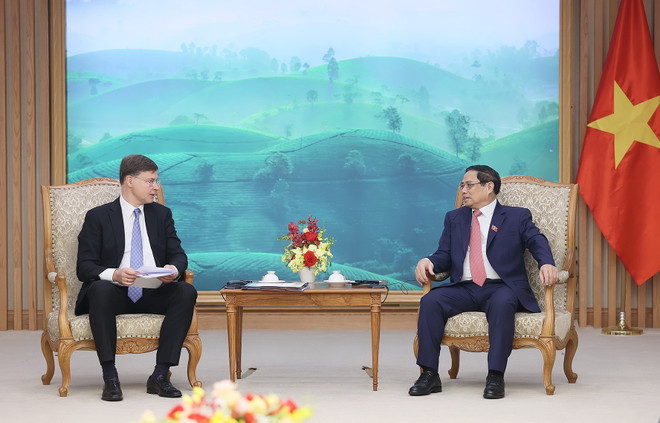 Thủ tướng Phạm Minh Chính tiếp Phó Chủ tịch Ủy ban châu Âu (EC) kiêm Cao ủy Thương mại Valdis Dombrovski. (Ảnh: Dương Giang/TTXVN) Đưa kim ngạch thương mại Việt Nam-EU sớm đạt mốc 100 tỷ USD ảnh 2