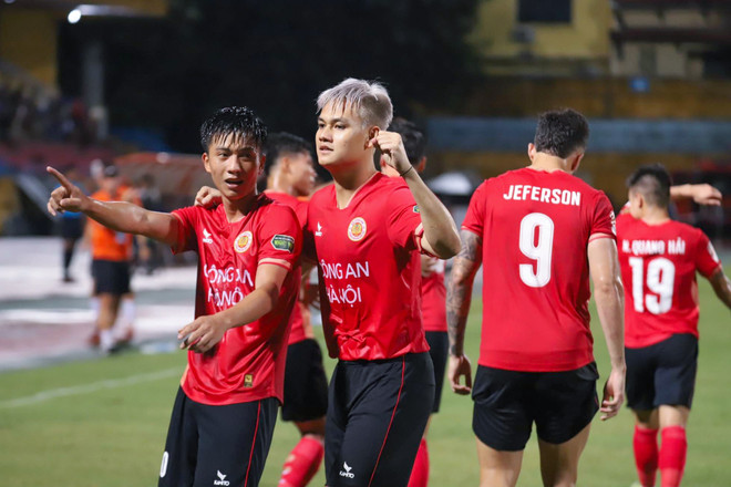 Phan Văn Đức (ngoài cùng bên trái) lập siêu phẩm gỡ hòa 1-1 cho Công an Hà Nội. (Ảnh: Việt Anh/Vietnam+) vnp_vduc.jpg