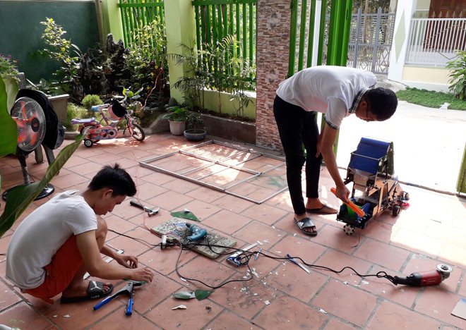 Học sinh miền núi sáng chế thành công máy thu hạt nông sản ảnh 1