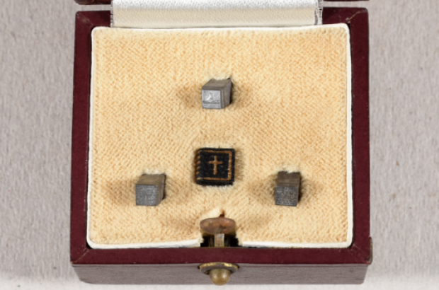 Bỉ: Cuốn sách nhỏ nhất thế giới được bán với giá 3.500 euro ảnh 1